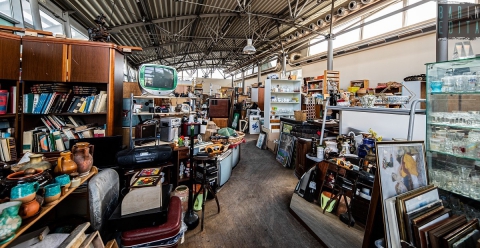 Bari, il mercatino dell'usato di via Bruno Buozzi: �Vendiamo ci� di cui la gente si disfa�